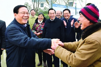 2月3日，春節(jié)后上班第一天，省委書(shū)記李強(qiáng)來(lái)我市基層走訪調(diào)研，看望鹽城“6.23”特大龍卷風(fēng)冰雹災(zāi)害受災(zāi)群眾。.jpg