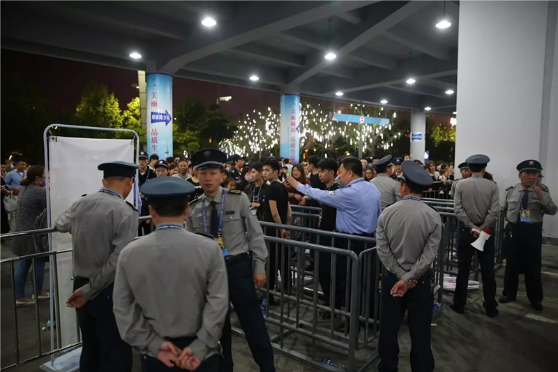圖為保安隊(duì)員們快速反應(yīng)，處置突發(fā)事件。.png
